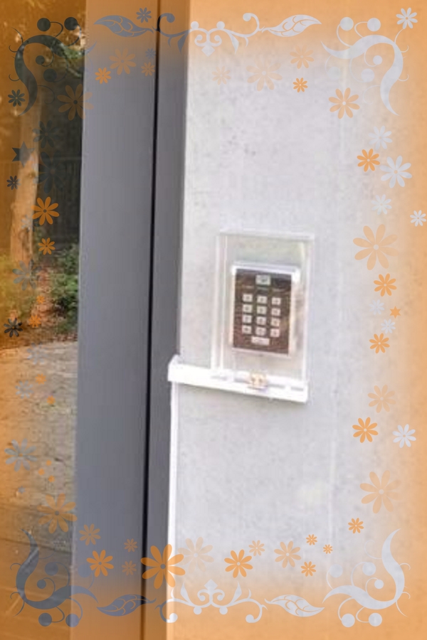 簡易無螢幕門禁機,人員可任選使用卡片、密碼驗證,並回傳後端軟體報表紀錄,可另搭配不斷電。
使用單位-桃園市政府
