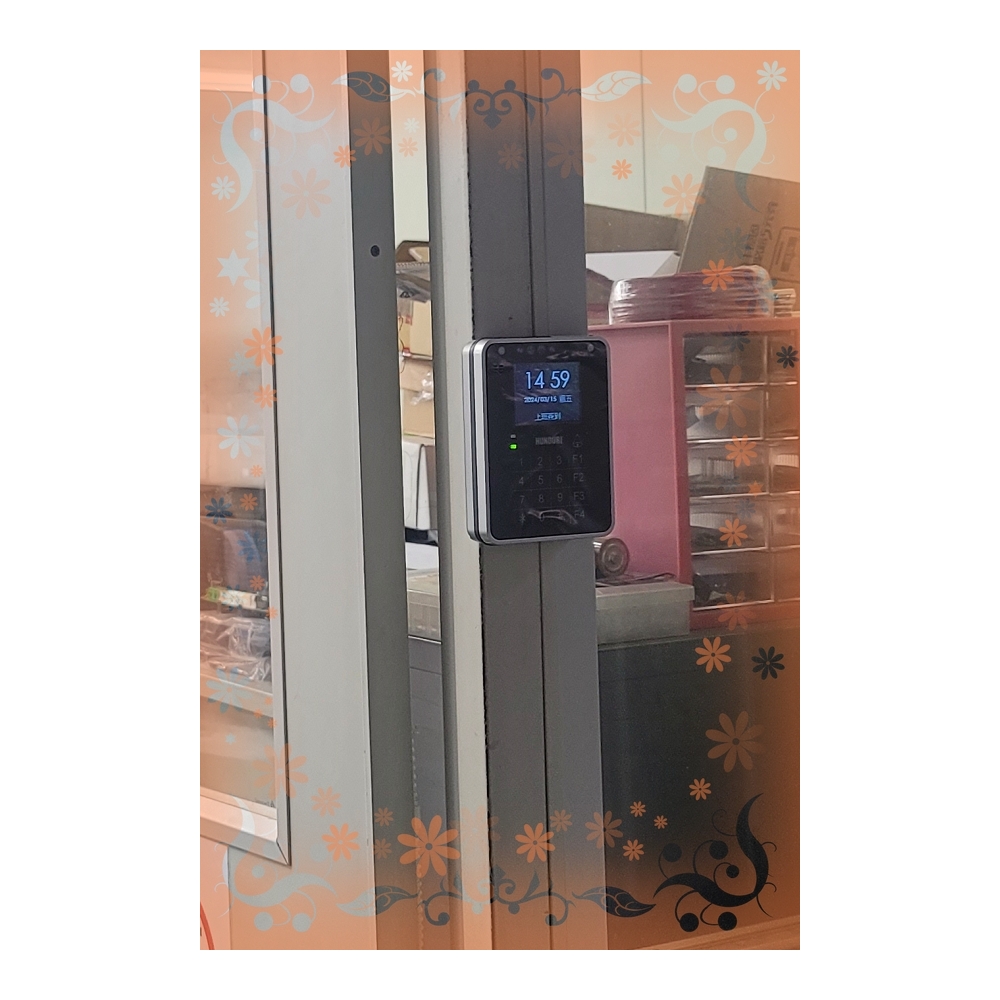 1吋彩色螢幕，全觸控臉部辨識卡機，體積輕巧。使用單位，民營企業。